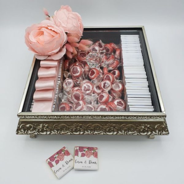 Holzkiste mit Schokolade und Süßigkeit  Herz- personalisiert – Bild 1