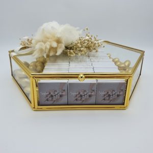 Schokoladenbox aus Glas mit Schokoladen und Zuckermandeln befüllt - Sechseckig (Gold) personalisiert