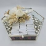 Schokoladenbox aus Glas mit Schokoladen und Zuckermandeln - sechseckig (Silber) - personalisiert – Bild 2