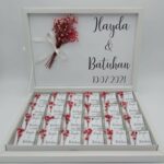 Schokoladenbox personalisierte Schokoladen und rote Blumen