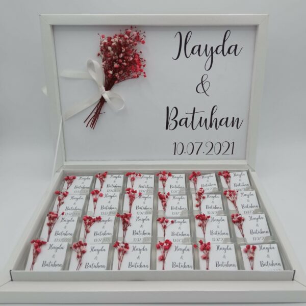 Schokoladenbox personalisierte Schokoladen und rote Blumen