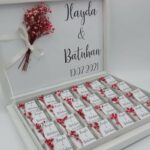 Schokoladenbox personalisierte Schokoladen und rote Blumen 2