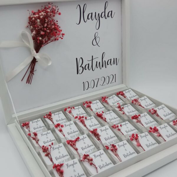 Schokoladenbox personalisierte Schokoladen und rote Blumen 2