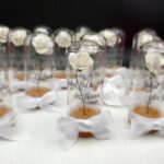 Dekoriertes Reagenzglas mit Blume