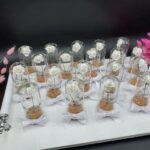 Dekoriertes Reagenzglas mit Blume 2