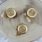 Honigglas Gastgeschenk personalisierbar mit Honiglöffel und Schleierkraut 1