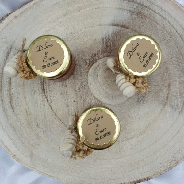 Honigglas Gastgeschenk personalisierbar mit Honiglöffel und Schleierkraut 1