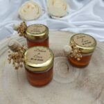 Honigglas Gastgeschenk personalisierbar mit Honiglöffel und Schleierkraut 2