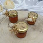 Honigglas Gastgeschenk personalisierbar mit Honiglöffel und Schleierkraut 3