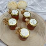 Honiggläser Gastgeschenke mit Goldveredelung personalisiert mit Honiglöffel und Schleierkraut (2)