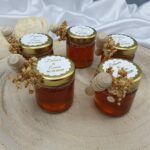 Honiggläser Gastgeschenke mit Goldveredelung personalisiert mit Honiglöffel und Schleierkraut (3)