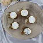 Honiggläser Gastgeschenke mit Goldveredelung personalisiert mit Honiglöffel und Schleierkraut (4)