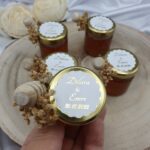 Honiggläser Gastgeschenke mit Goldveredelung personalisiert mit Honiglöffel und Schleierkraut