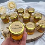 Honigglas Gastgeschenk personalisierbar mit Honiglöffel und Schleierkraut (2)