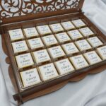 Personalisierte Schokobox aus Holz mit Schokoladen (2)