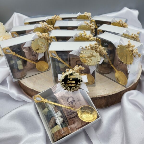 Türkischer Mokka Kaffee und Schoko Kieselsteine mit Löffel als personalisiertes Gastgeschenk Gold (2) Türkischer Mokka Kaffee und Schoko Kieselsteine mit Löffel als personalisiertes Gastgeschenk Gold (2)