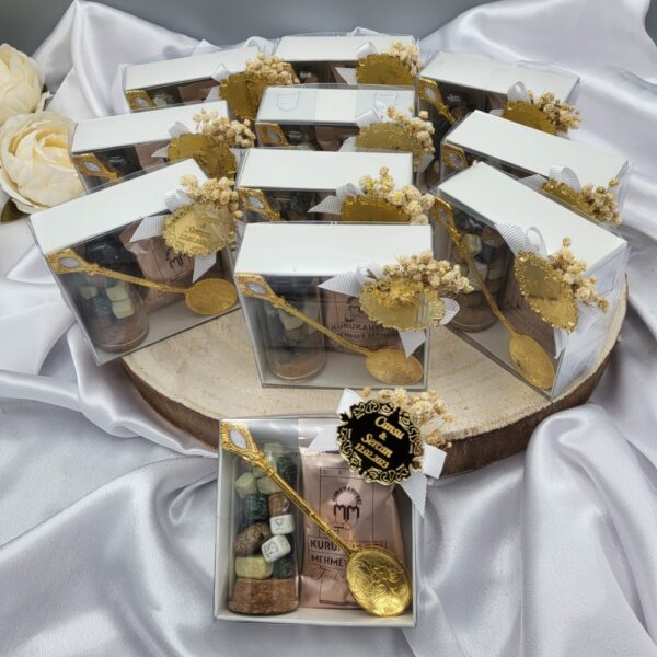 Türkischer Mokka Kaffee und Schoko Kieselsteine mit Löffel als personalisiertes Gastgeschenk Gold (3) Türkischer Mokka Kaffee und Schoko Kieselsteine mit Löffel als personalisiertes Gastgeschenk Gold (3)