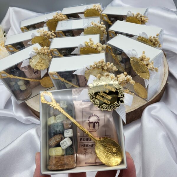 Türkischer Mokka und Schokokieselsteine mit Löffel Gold Türkischer Mokka und Schokokieselsteine mit Löffel Gold