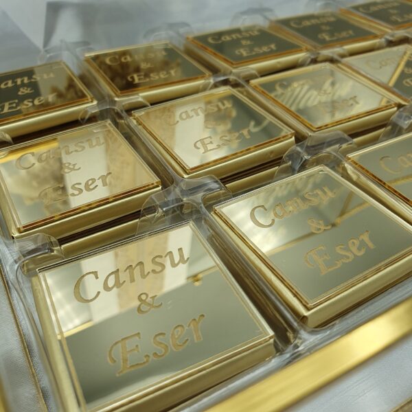 Elegante Schokobox aus Glas mit Spiegelplexiglas – Bild 3