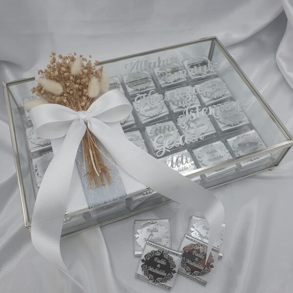 Schokobox aus Glas Silber mit Schokoladen Schokobox aus Glas Silber mit Schokoladen