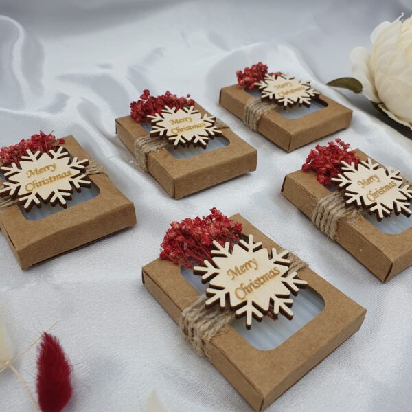 Gastgeschenk Weihnachten Seife mit Schneeflocke und Trockenblumen – Bild 3