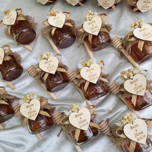 Honiggläser Gastgeschenke personalisiert mit Holz-Herz, Honiglöffel und Schleierkraut – Bild 2