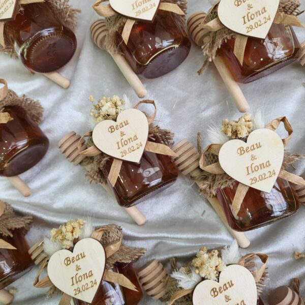 Honiggläser Gastgeschenke personalisiert mit Holz-Herz, Honiglöffel und Schleierkraut – Bild 5