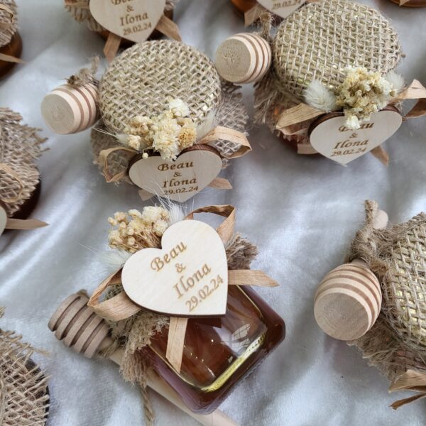 Honiggläser Gastgeschenke personalisiert mit Holz-Herz, Honiglöffel und Schleierkraut – Bild 3