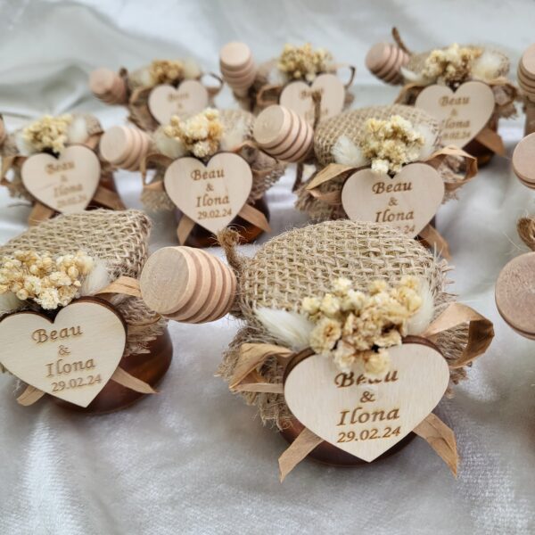 Honiggläser Gastgeschenke personalisiert mit Holz-Herz, Honiglöffel und Schleierkraut – Bild 4