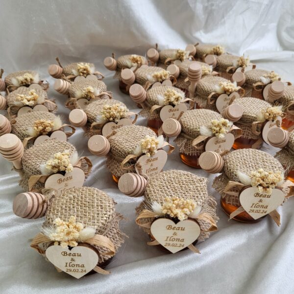 Honiggläser Gastgeschenke personalisiert mit Holz-Herz, Honiglöffel und Schleierkraut – Bild 6