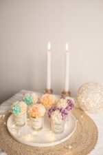 Personalisierte Kerze im Glas – Individuelles Teelicht mit Blumen-Deko – Bild 7