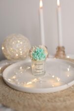 Personalisierte Kerze im Glas – Individuelles Teelicht mit Blumen-Deko – Bild 4