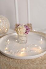 Personalisierte Kerze im Glas – Individuelles Teelicht mit Blumen-Deko – Bild 2