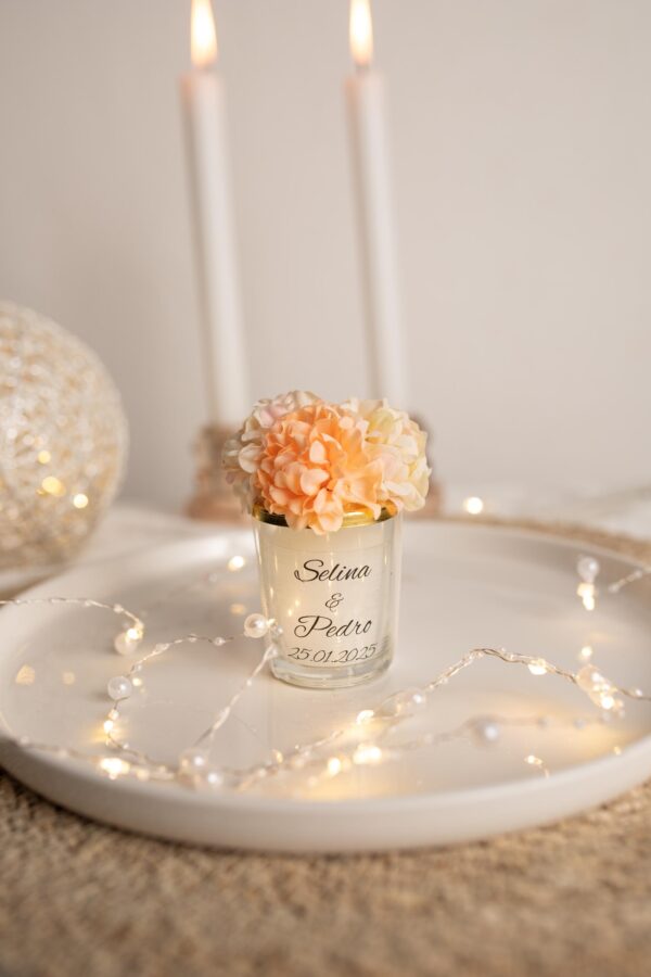 Personalisierte Kerze im Glas – Individuelles Teelicht mit Blumen-Deko – Bild 3